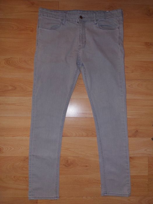 Spodnie jeansowe proste nogawki.
Spodnie w kolorze siwym, jasnym szary