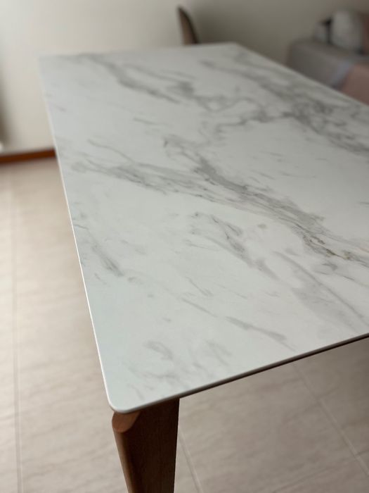 Mesa de  jantar  de madeira com tampo de porcelanato 160/90