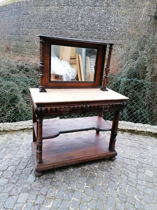 Móvel vintage com espelho