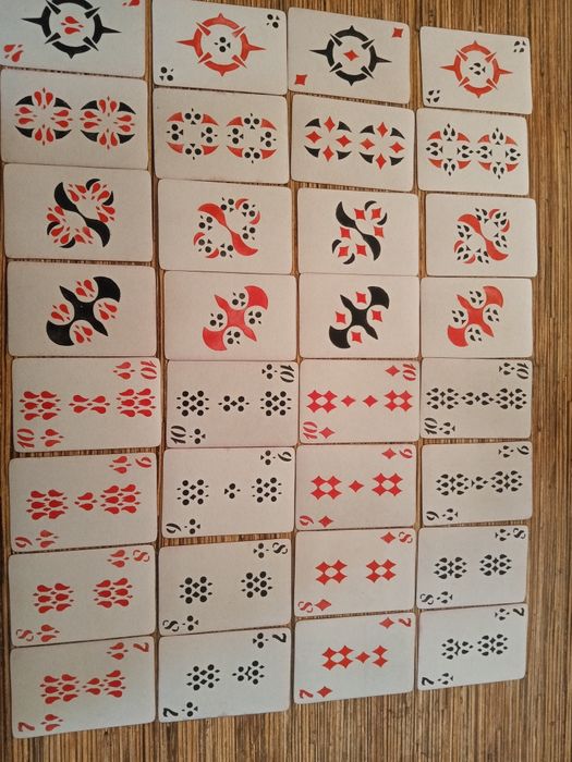 Игральные карты, пулемет.