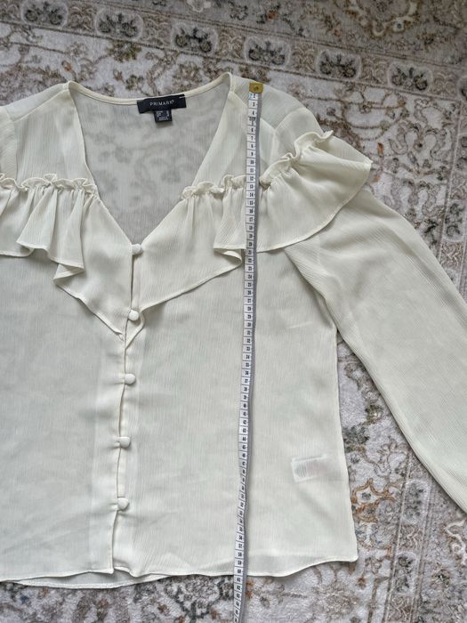 Biała koszula damska z dużym kołnierzem rozmiar M modna bluzka falbany