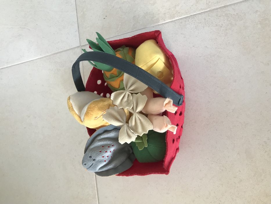 Cesta com frutas em peluche novo