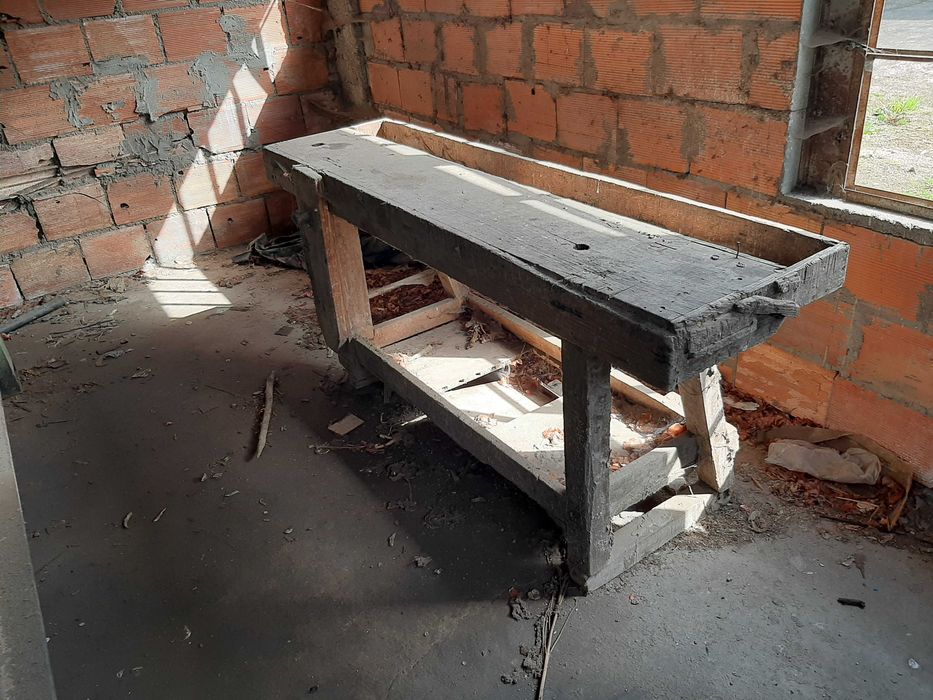 Bancos de Marceneiro com torno de fuso, em madeira. ( Reservado)