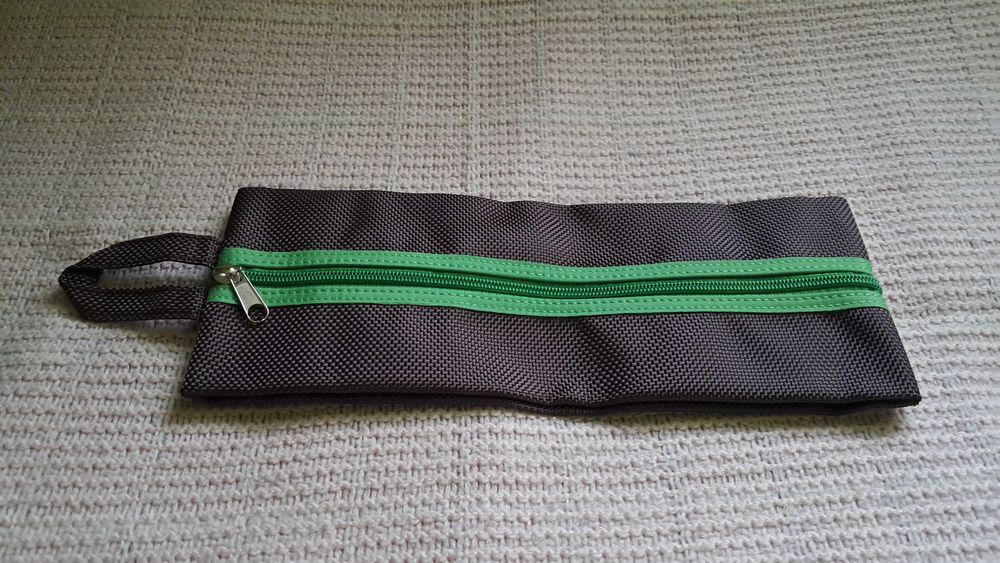 Kosmetyczka zapinana na suwak 29cm x 11cm