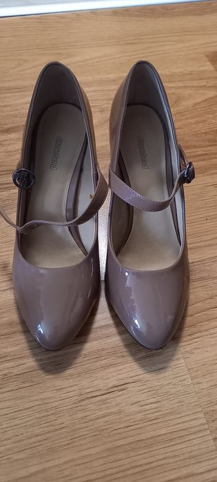 Buty lakierowane z zapięciem