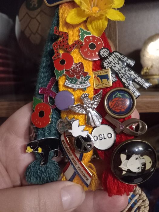 Значки піни різні