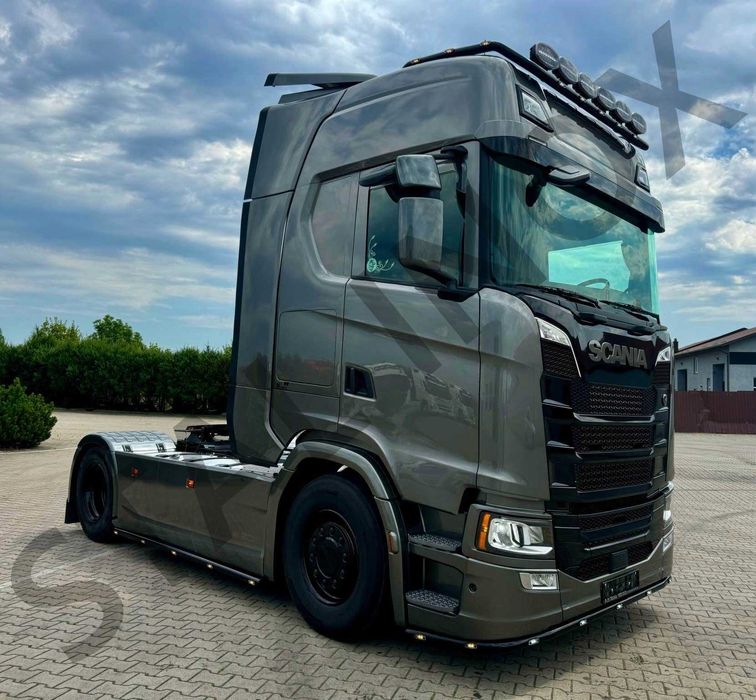 Orurowanie pod zderzak ze stali nierdzewnej malowane proszkowo Scania