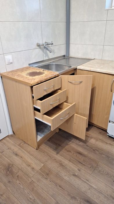 Газова духовка з плитою, рукомийник і кухонні меблі