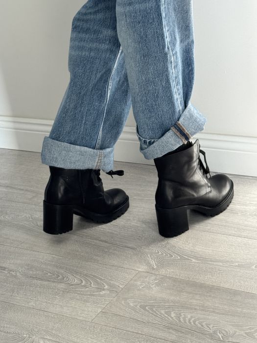 Ботильйони чорні з металевими вставками на шнурівці на каблуку