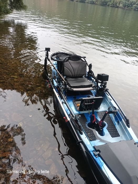 Kayak pesca pedais/ motor pronto a pescar