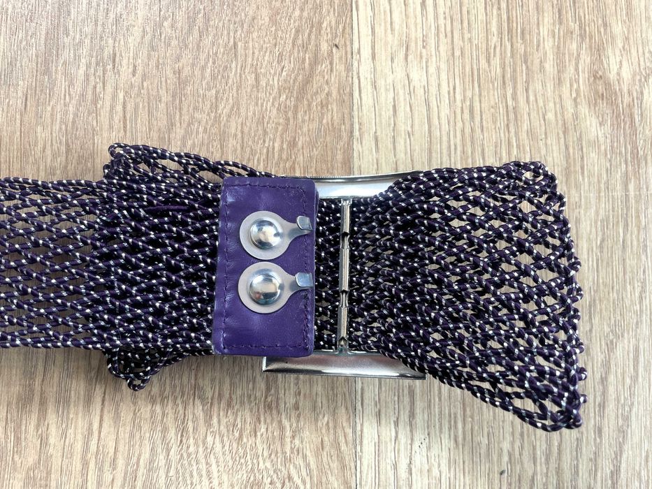 Dwa paski ze srebrną nitką i efektowną klamrą