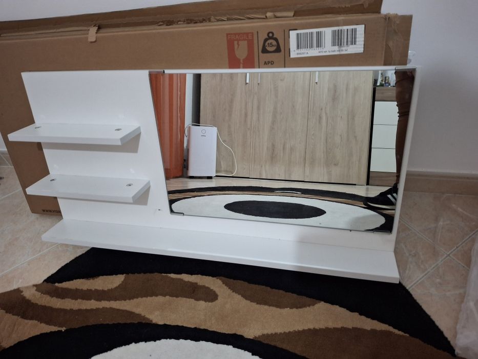 Espelho com prateleiras