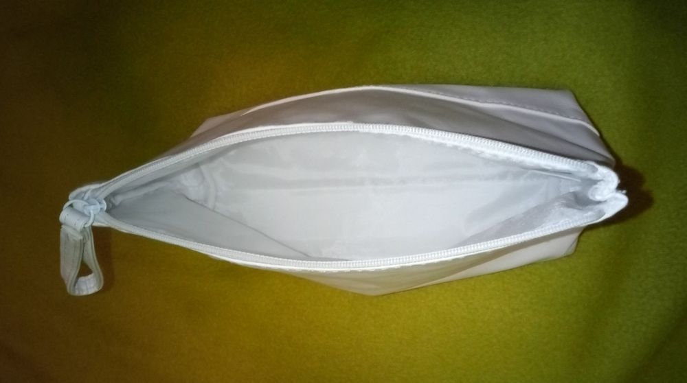 Elegancka biała kosmetyczka Dove