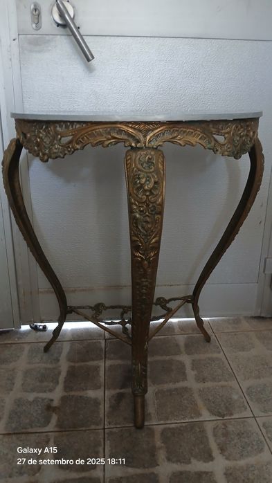 Mesinha de latão  com pedra em azulejo