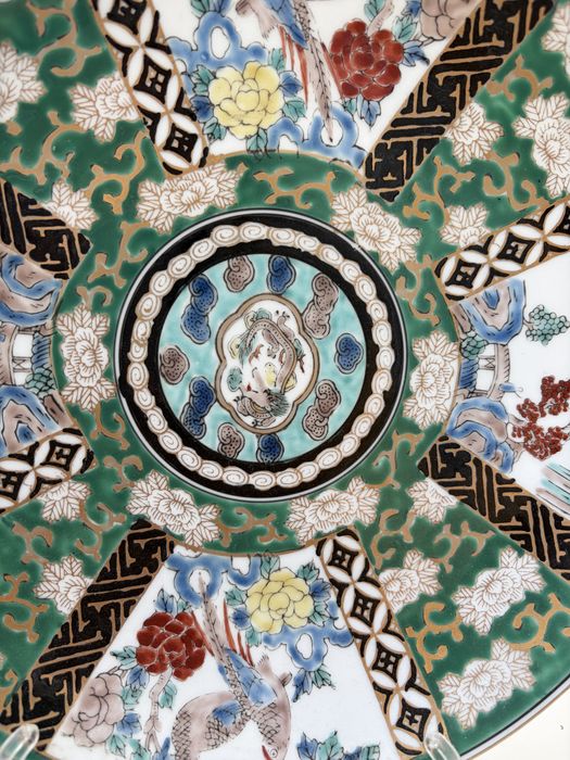 Este artigo é uma requintada peça de porcelana japonesa Imari.