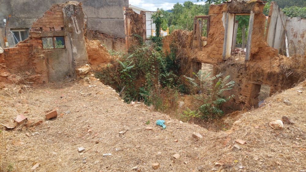 Terreno com casa em ruinas