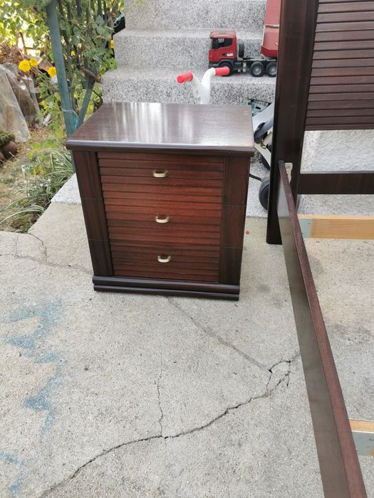 Cama de solteiro com cómoda e mesinha de cabeceira