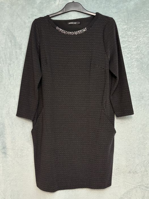Elegancka sukienka z mieniącą się na srebrno nitką