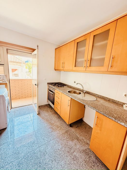 Apartamento T1 com lugar de garagem e arrumos