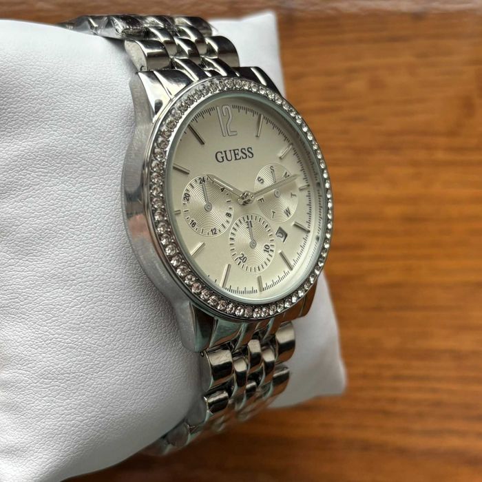 Жіночий годинник Guess срібного кольору на браслеті з робочою датою