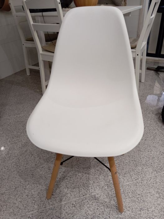 Vendo cadeira branca