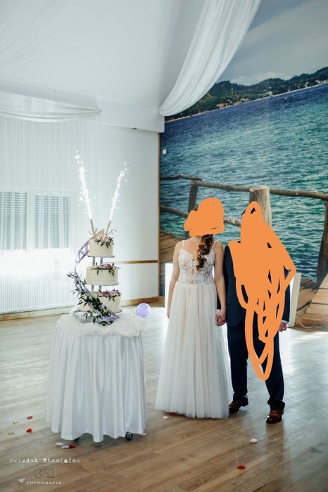 Suknia ślubna kolor Ivory bardzo wygodna.