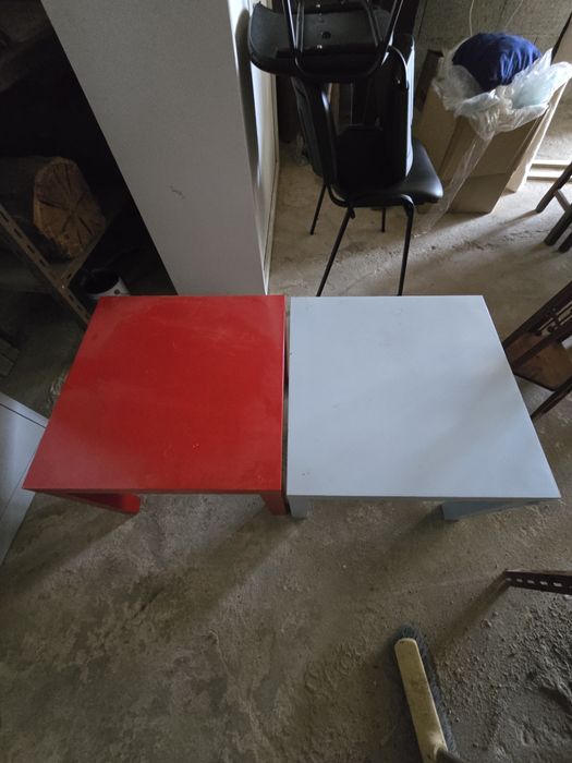 2 Prateleiras coloridas e duas mesas para crianças