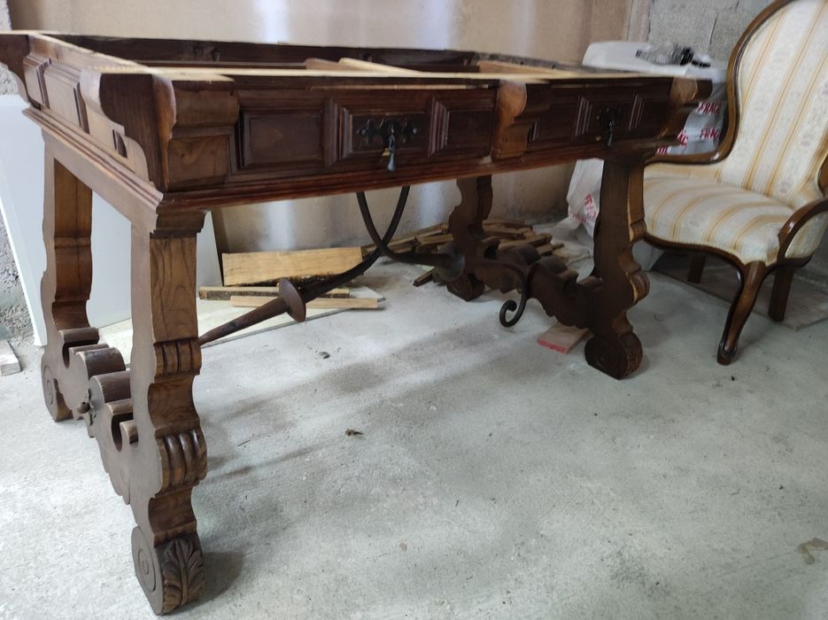 Base de mesa em madeira maciça