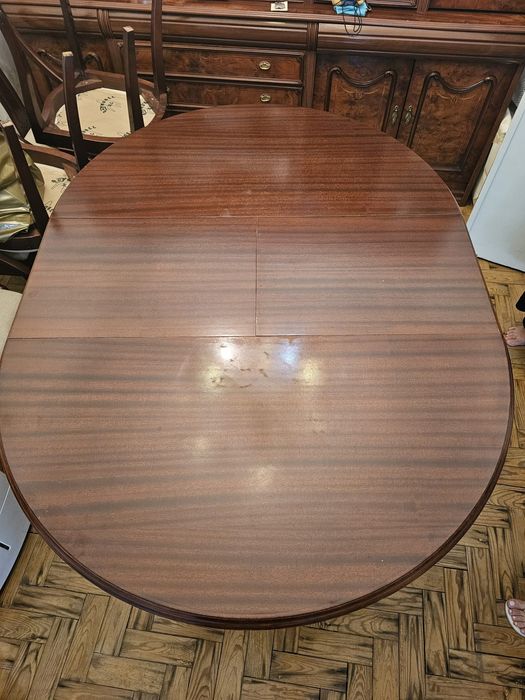 Vendo mesa de jantar e cadeiras