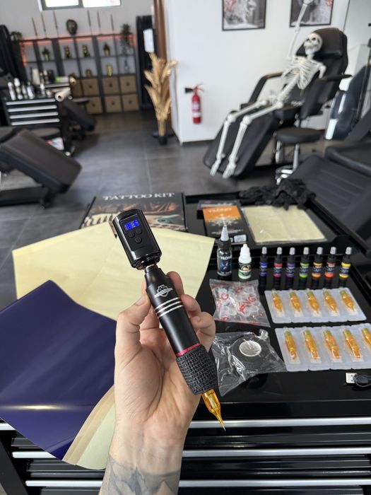 Kit Tatuagem COMPLETO Máquina Pen Sem Fios com Pele Treino, Tintas etc