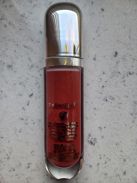 Błyszczyk-serum z peptydami Nourish Nude Avon