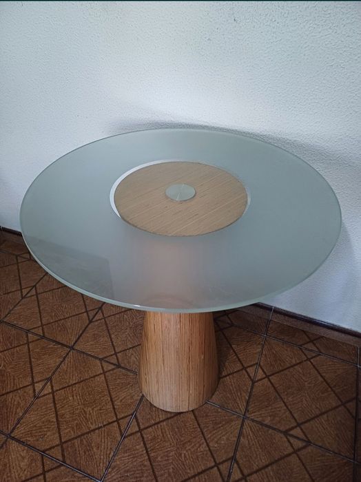 Mesa com tampo de vidro