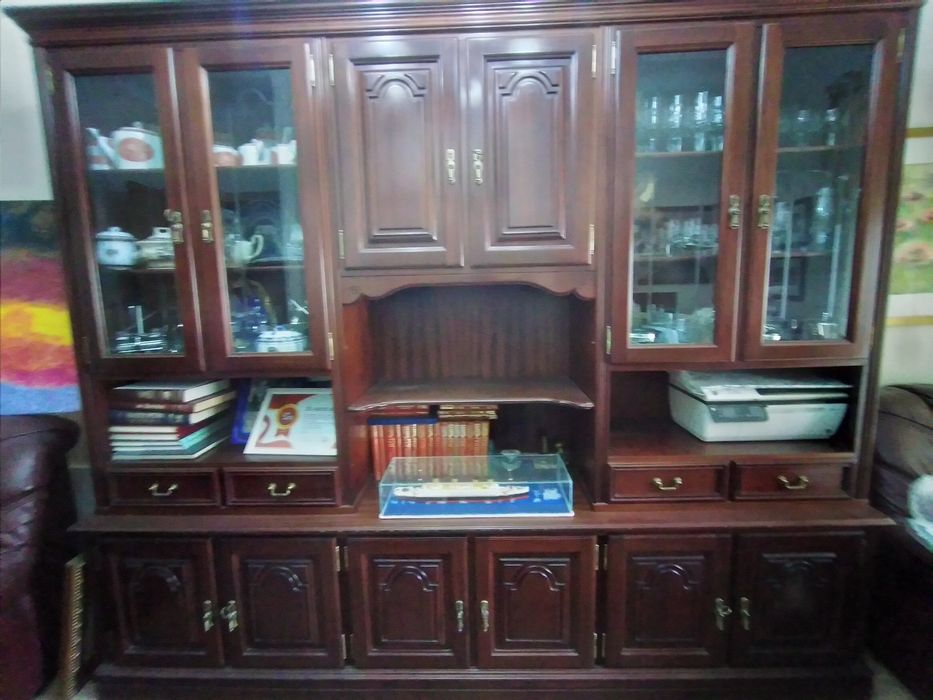 Movel sala e dois sofás em pele usados, em bom estado.