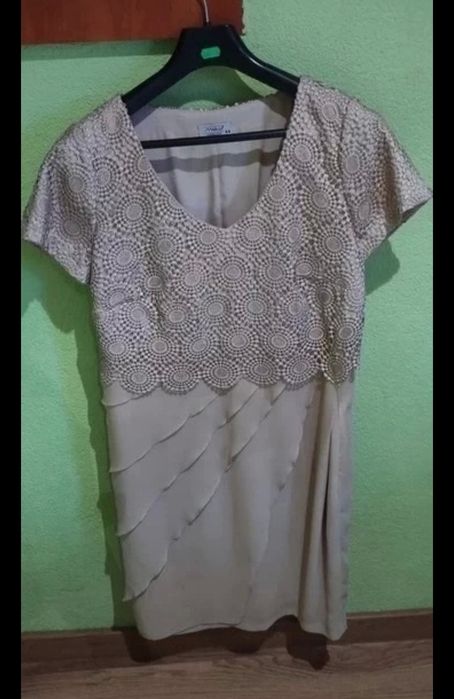 Elegancka sukienka z koronką