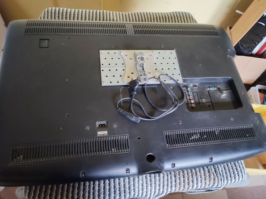 Telewizor tv Thomson  z uchwytem na ścianę   pilot