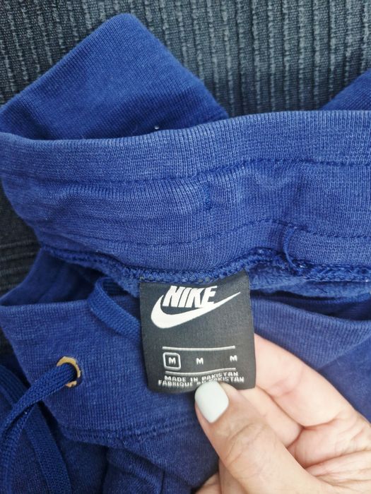 Caixa com roupa variada