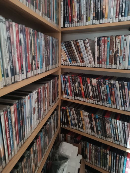 Vendo 2500 DVDs e 100cds.