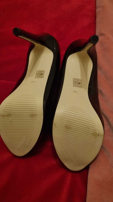 Sapatos salto alto Guess