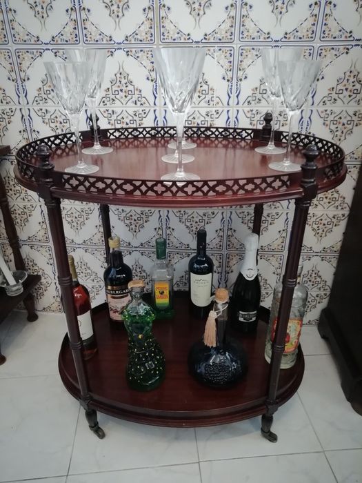 Bar Antigo C Rodas e Mesa de Apoio