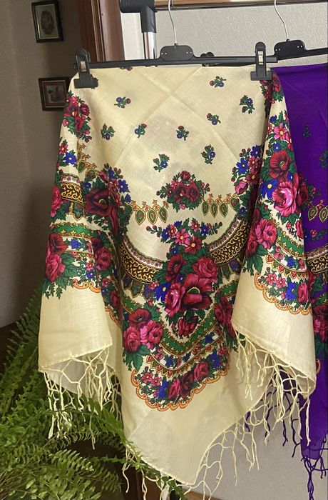 Хустка в украінському стилі різного розміру