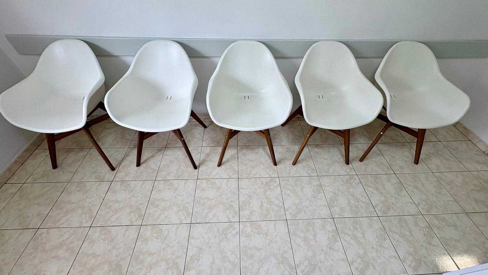 Cadeiras com pés em madeira