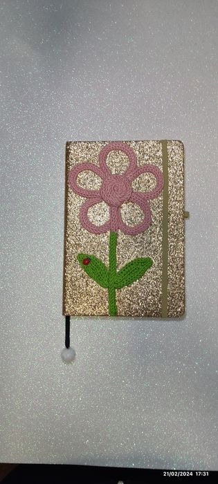Capa de caderno personalizada em tricotin