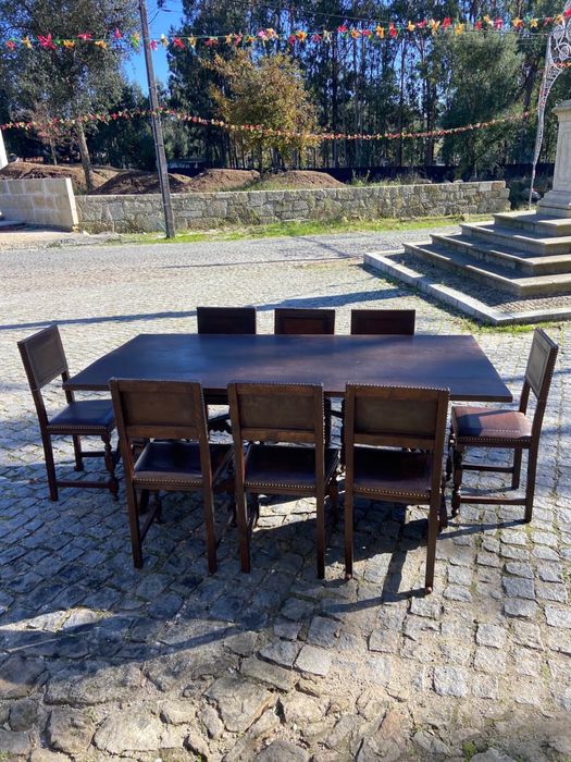 Conjunto de mesa e oito cadeiras