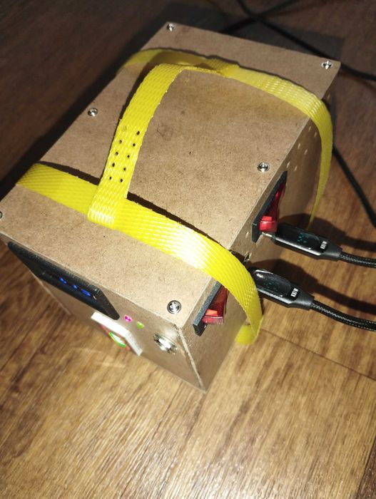 Дуже потужний Power Bank. Заряджає 2 ноутбуки одночасно.