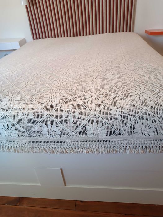 Colcha em renda para cama de casal.