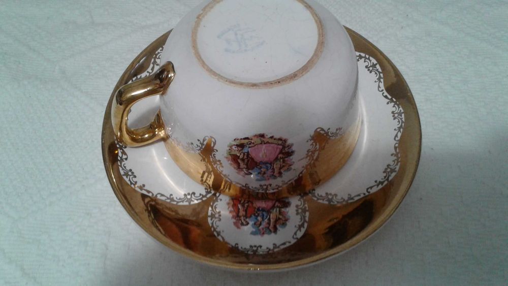 Conjunto de chávena e pires. Antiguidade.