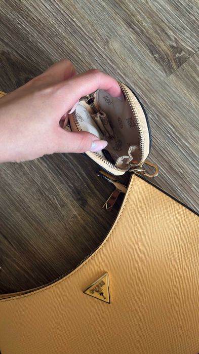Продаю жіночу сумку Guess