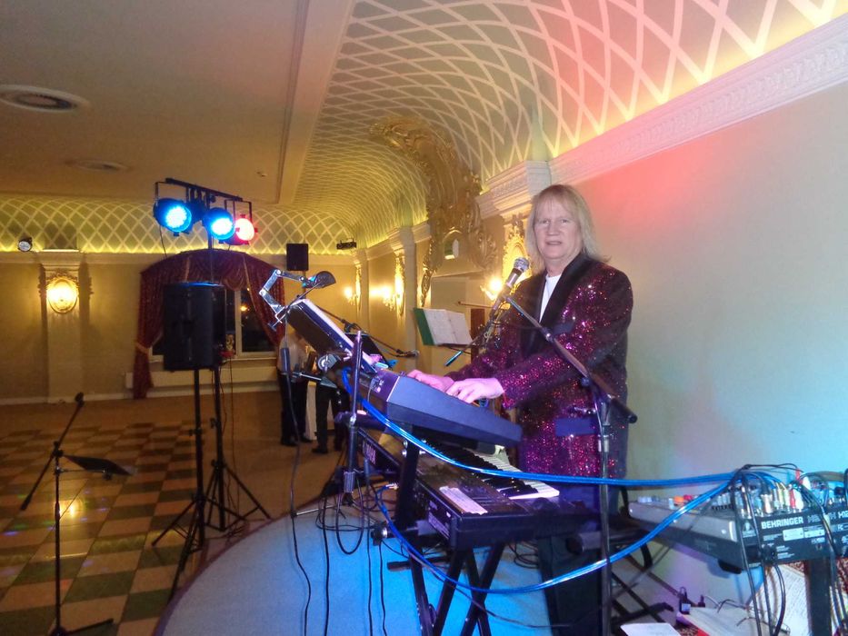 dj prezenter oraz muzyk grający i śpiewający - jedna osoba