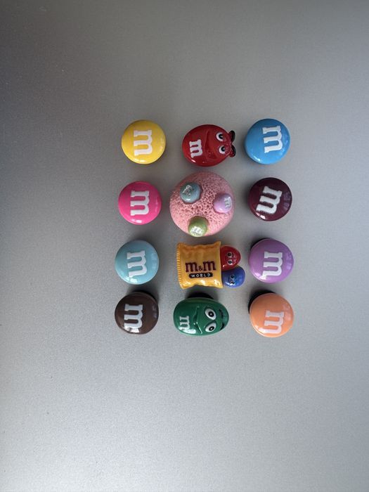 Charms M&M przypinki nowe 12 sztuk