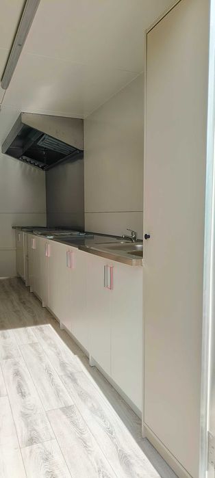 nowa przyczepa handlowa gastronomiczna wyposażona 5m x 2,2m